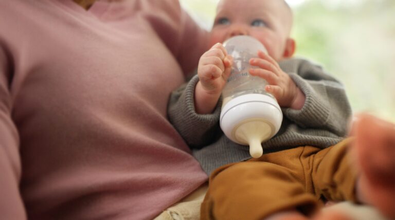 Jak naturalne butelki wspierają więź między matką a dzieckiem?