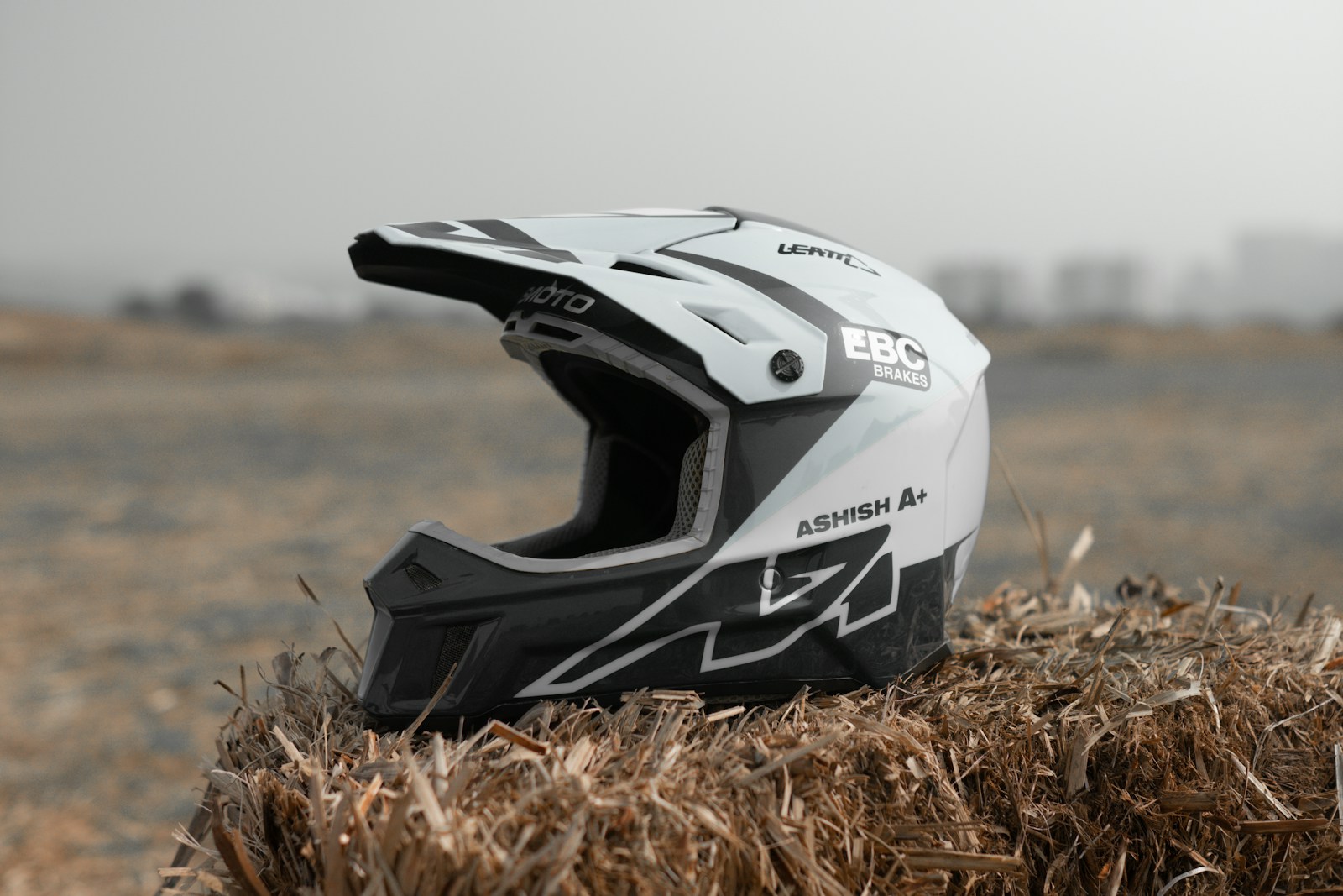 Jaki kask motocyklowy wybrać na początek? Praktyczne wskazówki dla początkujących motocyklistów.